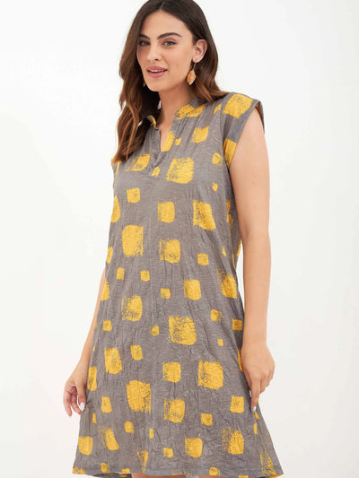 שמלת בהרט בהדפסי אבסרקט ובד מקומט | חרדל - 2SIS
