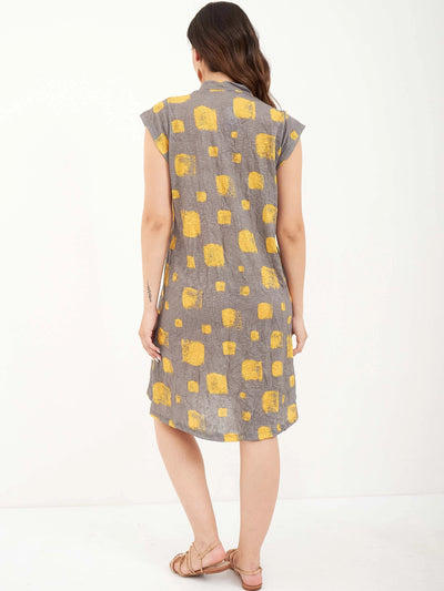 שמלת בהרט בהדפסי אבסרקט ובד מקומט | חרדל - 2SIS