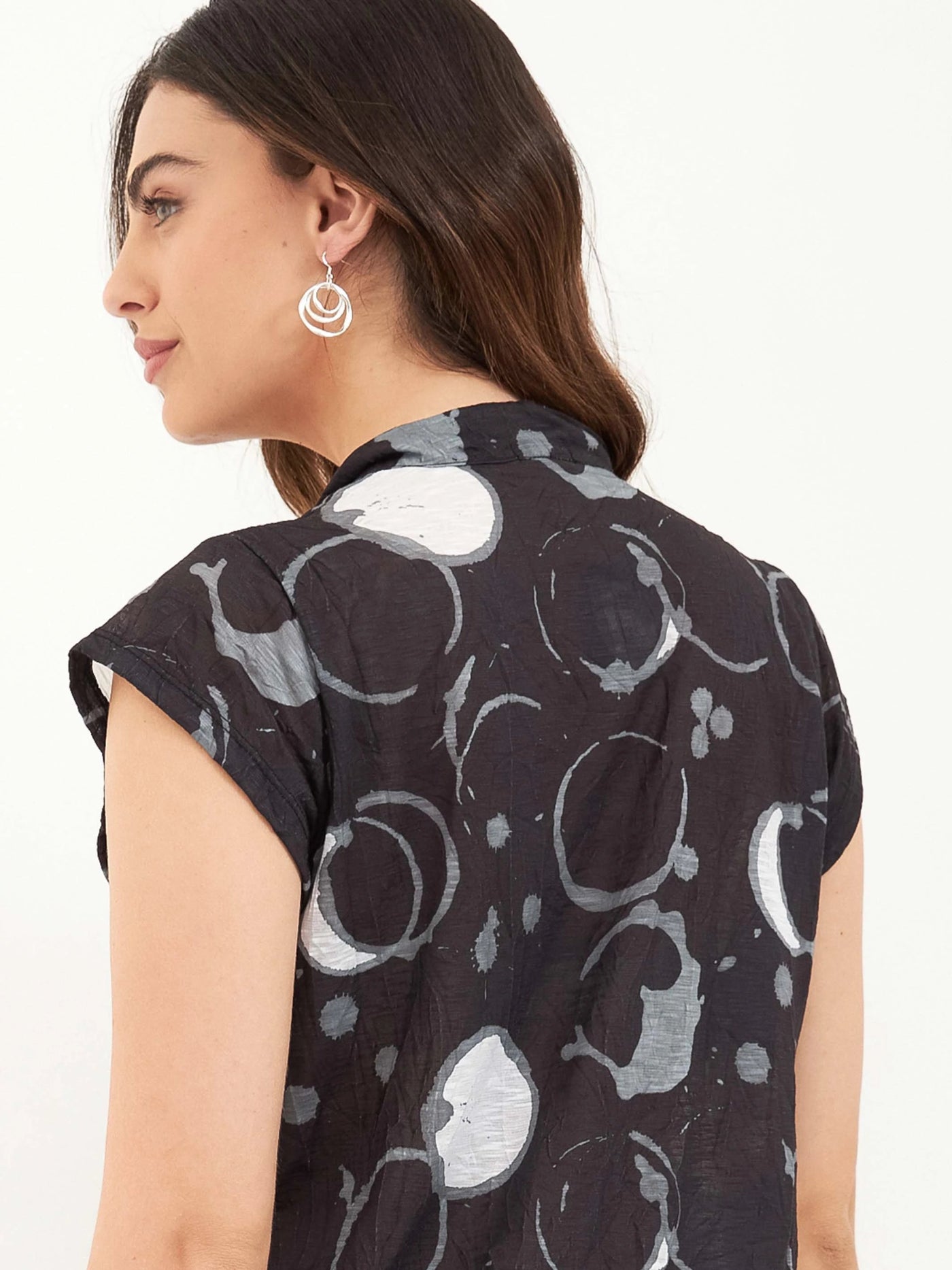 שמלת בהרט בהדפסי אבסרקט ובד מקומט | שחור עיגולים - 2SIS