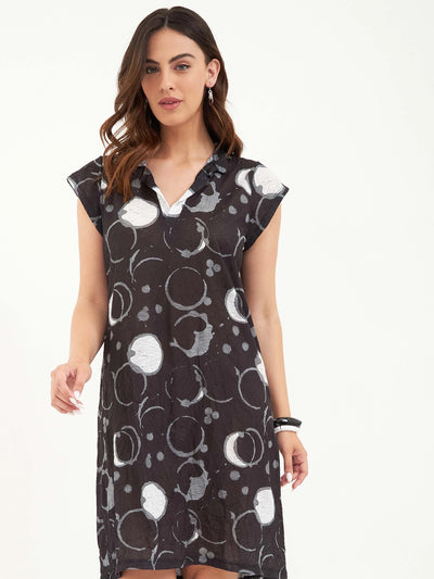 שמלת בהרט בהדפסי אבסרקט ובד מקומט | שחור עיגולים - 2SIS