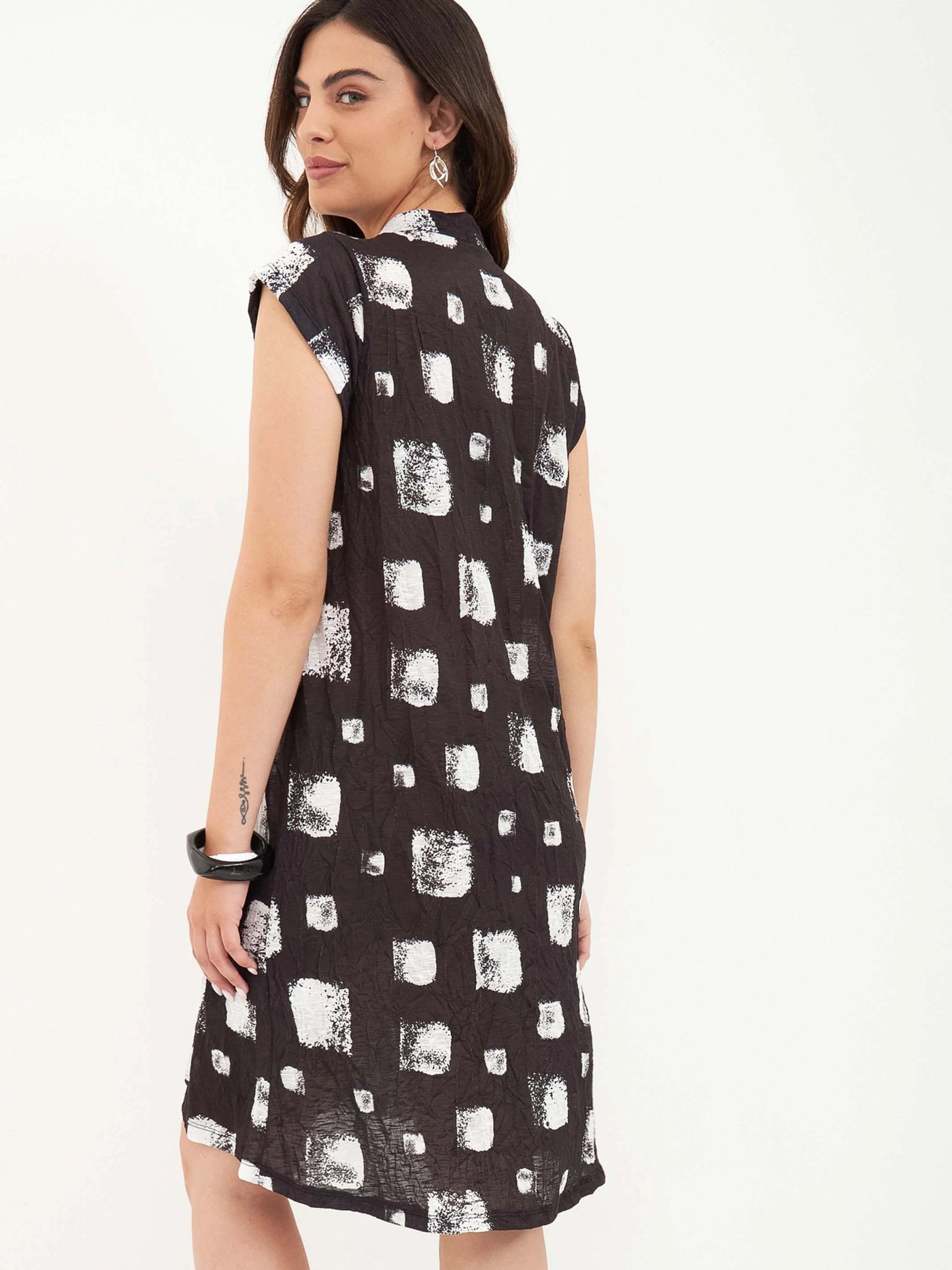 שמלת בהרט בהדפסי אבסרקט ובד מקומט | שחור ריבועים - 2SIS