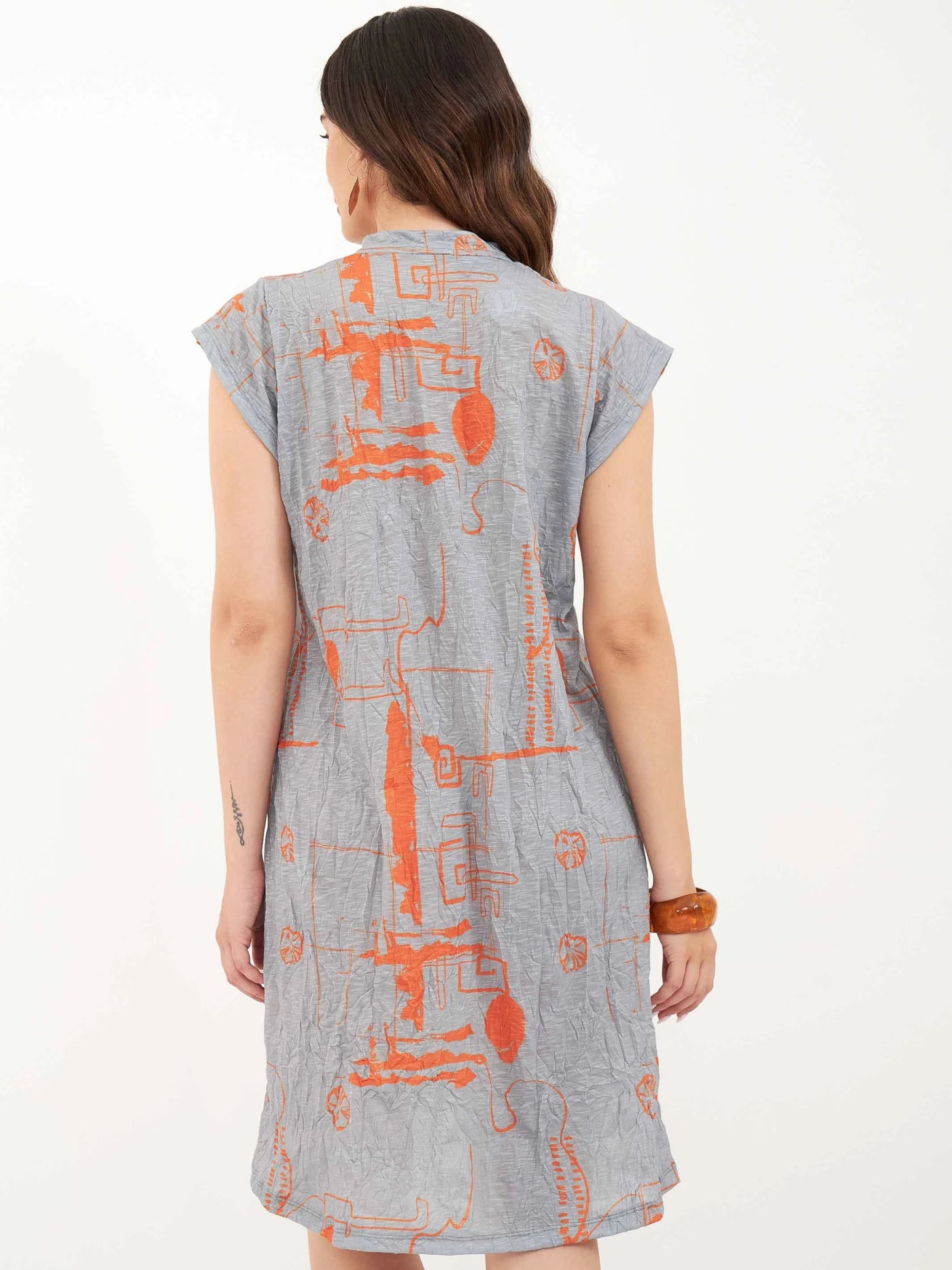 שמלת בהרט בהדפסי אבסרקט ובד מקומט | כתום - 2SIS