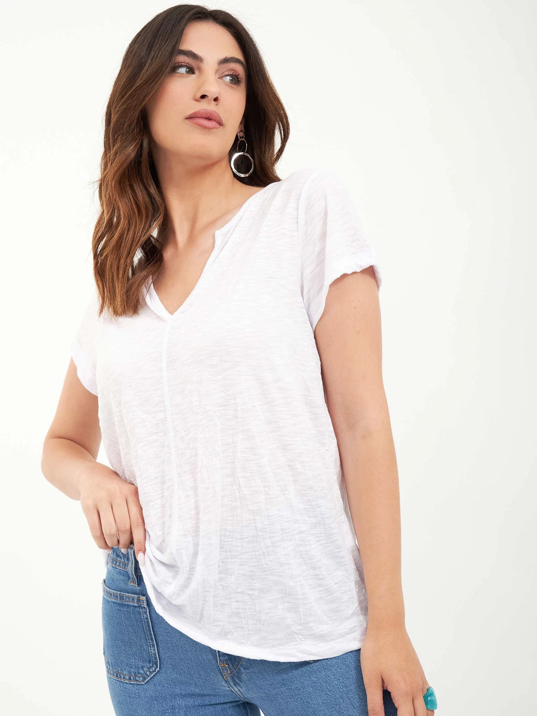 חולצת ערבה במפתח וי מקומטת ש"ק | לבן - 2SIS